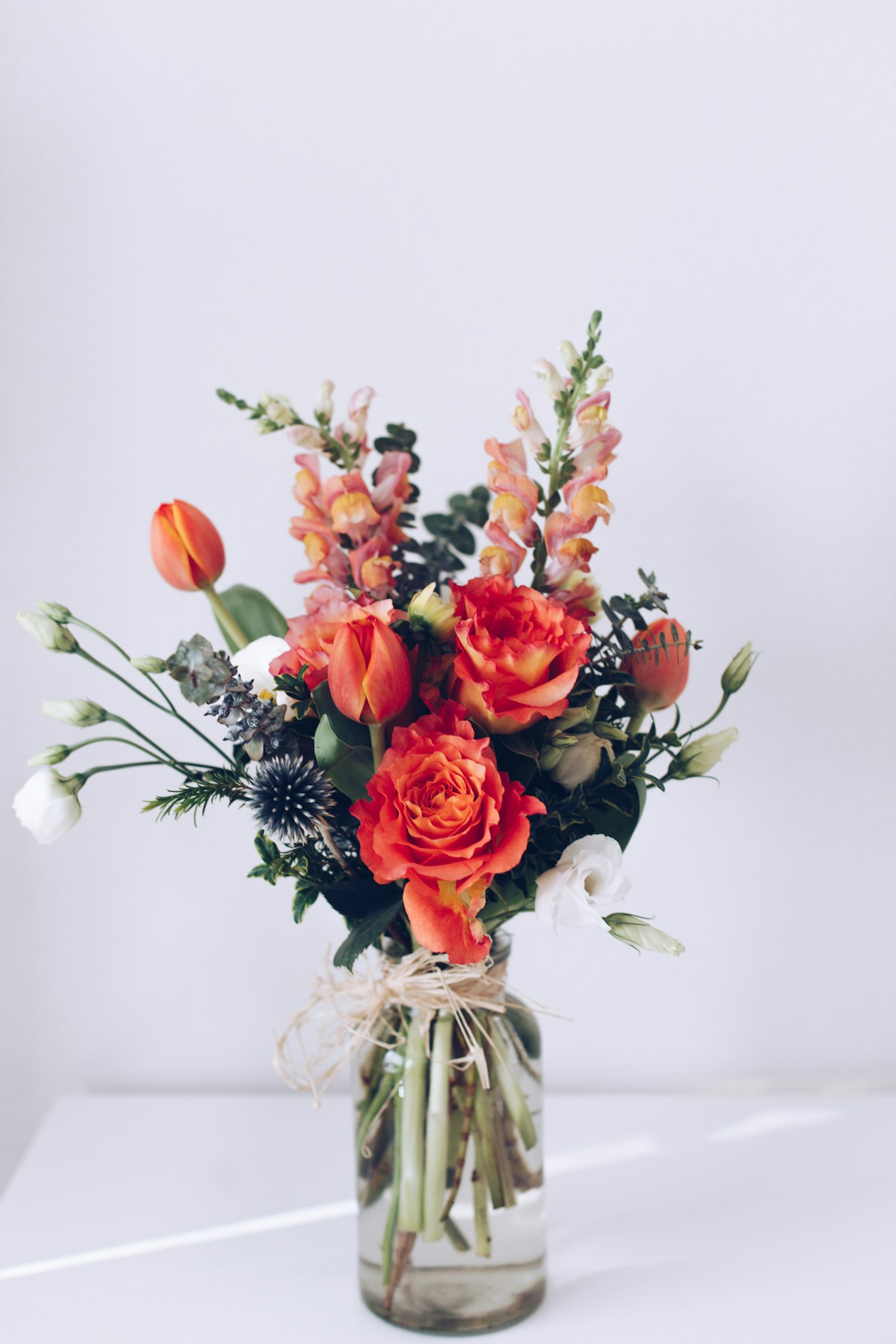 Seizoensbloemen in een vaas
